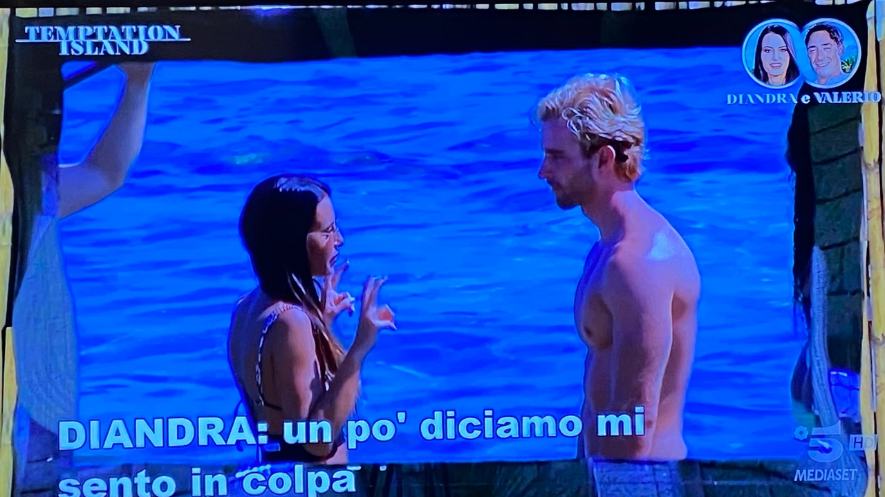 Diandra si avvicina a uno dei single a Temptation Island