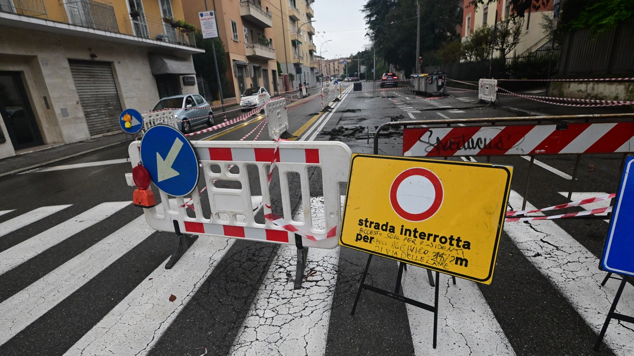 Allagamenti e frane: la viabilità di Bologna è messa a dura prova (foto Schicchi)