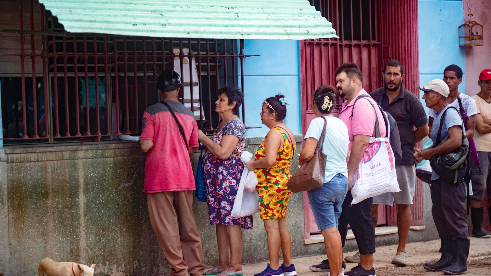 Persone in fila per acquistare del cibo nella città cubana di Bejucal (Ansa)