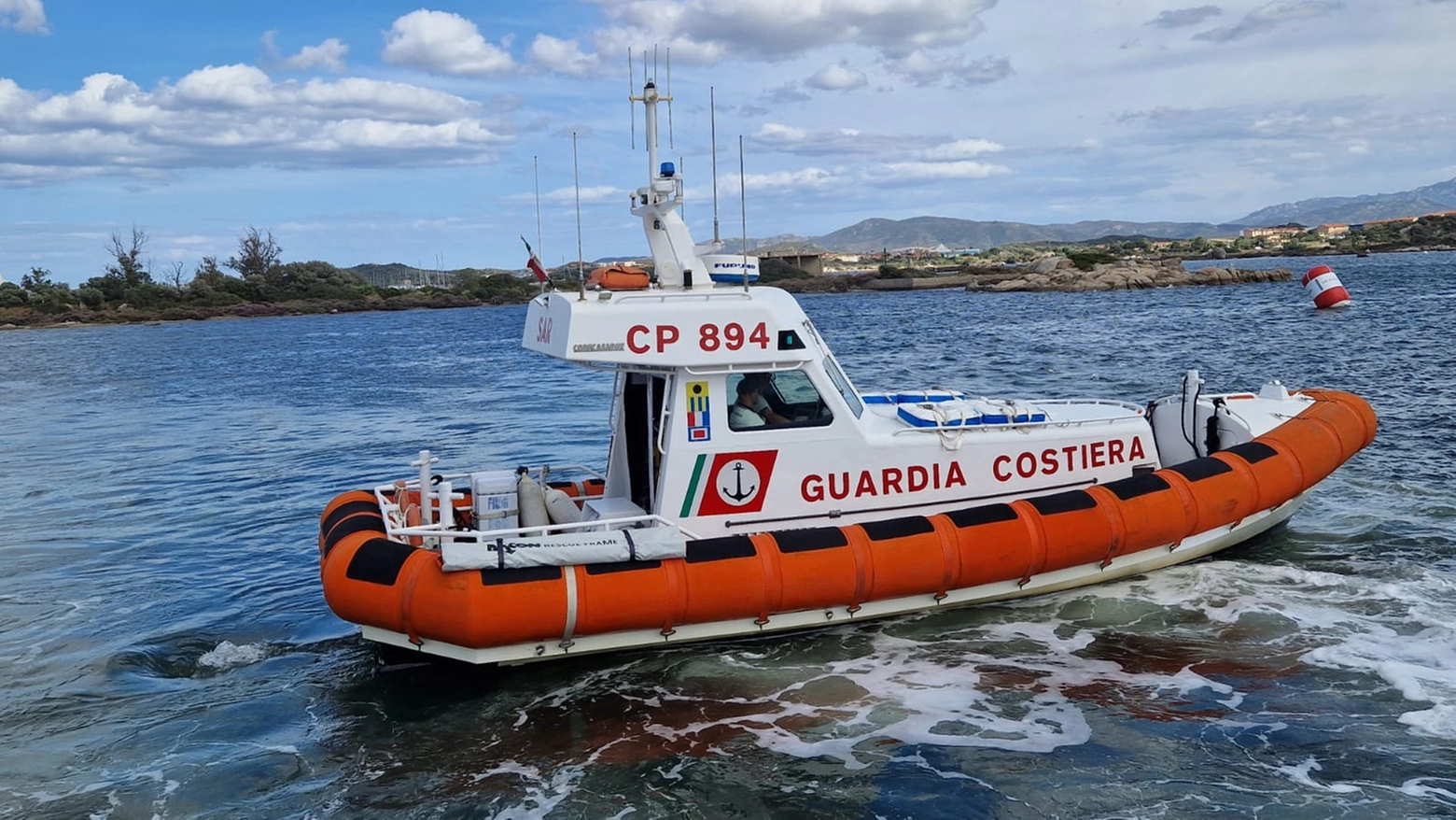 Barca a vela dispersa a Olbia, Guardia costiera in campo