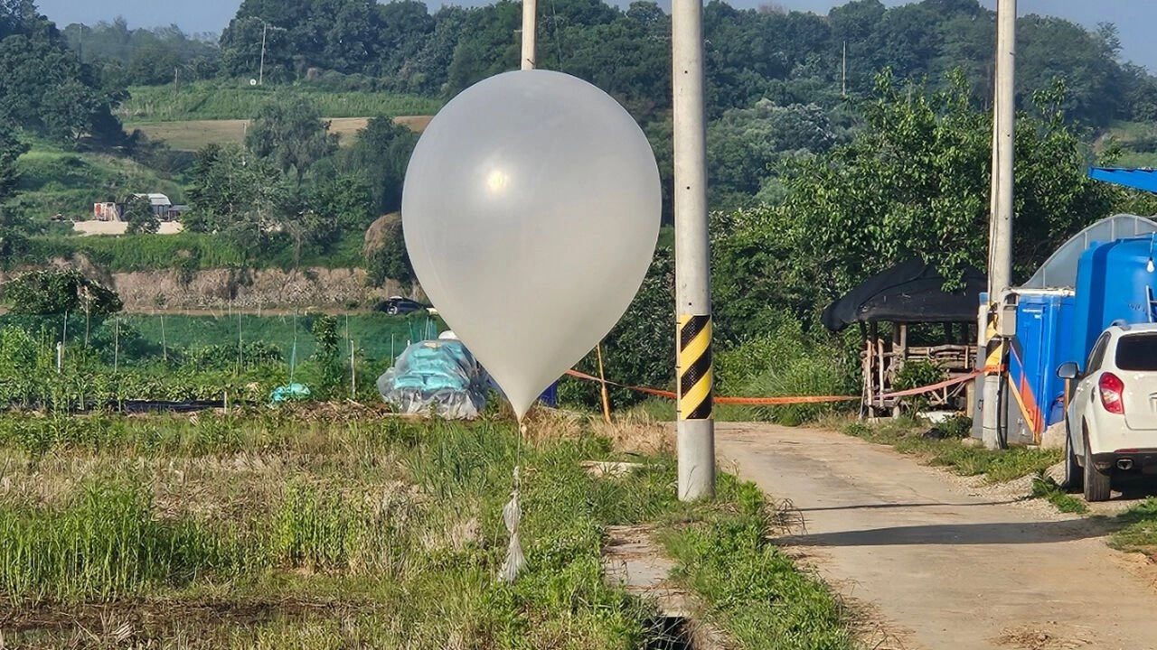 Uno dei palloncini caduti in Corea del Sud (foto X @koryodynasty)