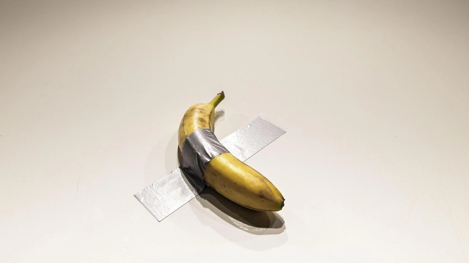 Oltre sei milioni da Sotheby's per la banana di Cattelan