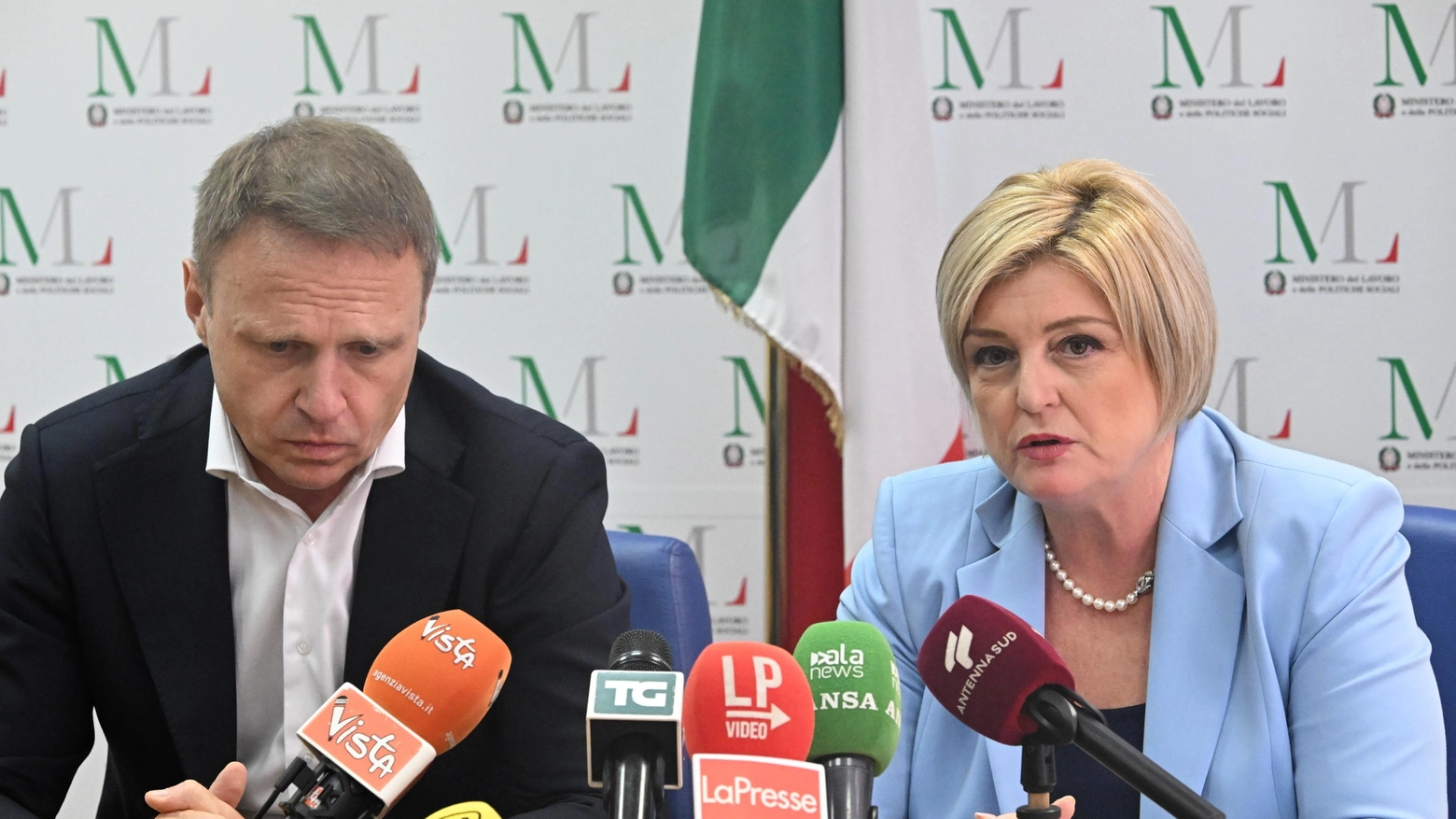 Il ministro dell’Agricoltura, Francesco Lollobrigida e il ministro del Lavoro, Marina Calderone (Ansa)