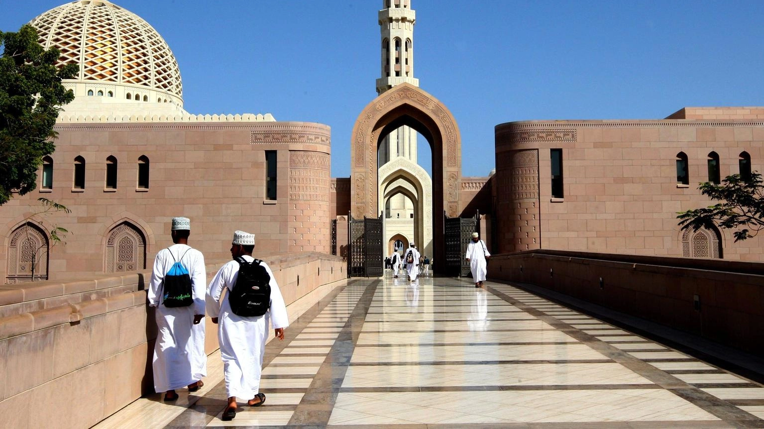 Sparatoria vicino alla moschea di Muscat, capitale dell'Oman