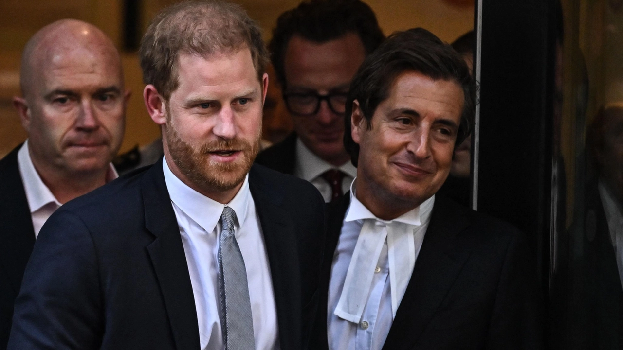 Il principe Harry con il suo avvocato David Sherborne (Afp/Ansa)