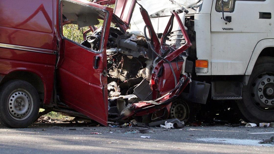 Ucraina: scontro tra minibus e autocisterna, 14 morti