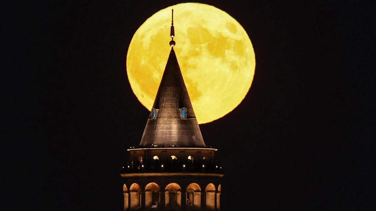 La Superluna blu è “arrivata“ ieri sera nei cieli italiani. Non un è termine astronomico, indica il momento in...