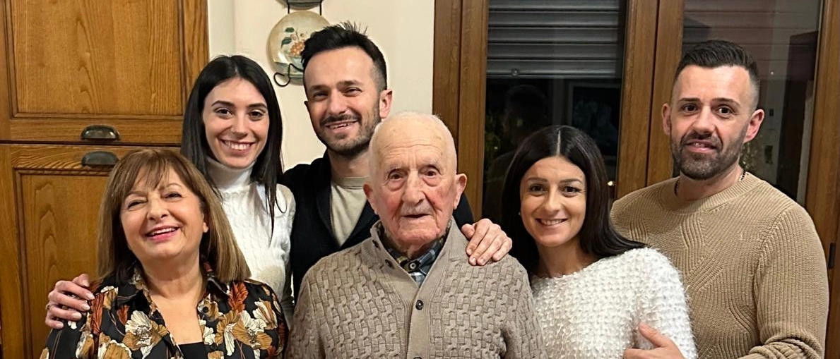 Festa per il centenario Giovanni Frattari. Il segreto: niente medicinali, un buon caffè e un bicchiere di vino