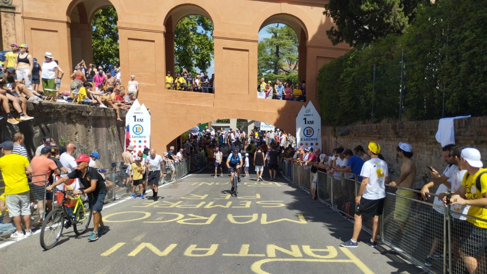 Centinaia di persone fin dal mattino presto affollano la salita di San Luca a Bologna