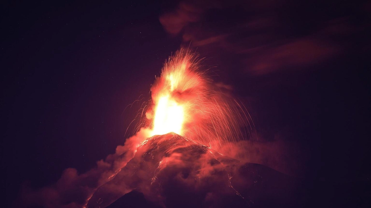 Il vulcano Fuego erutta, costringendo all'evacuazione di mille persone. Protezione civile in allerta per il traffico aereo.