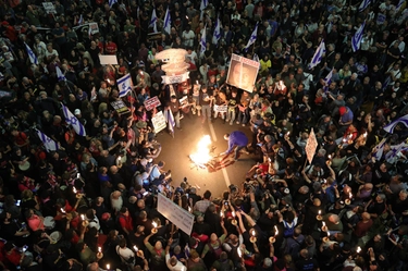 Guerra a Gaza, Israele teme l’imminente attacco dell’Iran. Tel Aviv, centomila in piazza contro Netanyahu, scontri con la polizia. Auto sui manifestanti: tre feriti. Katz in Italia
