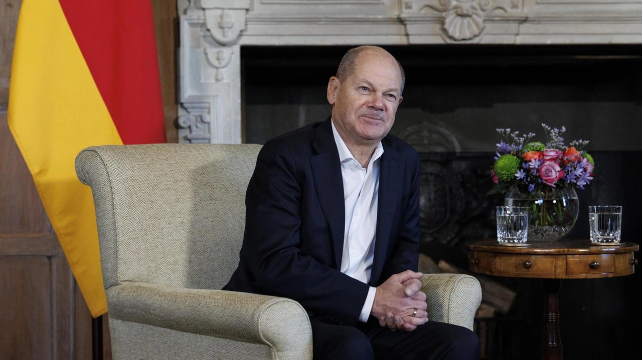 Olaf Scholz sottolinea l'importanza della cooperazione tra Stati Uniti ed Europa per evitare danni economici causati dai dazi.