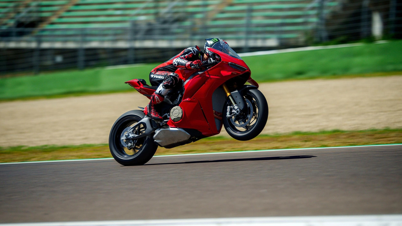 La nuova Ducati Panigale V4, ispirata alla MotoGP, unisce tecnologia e design per massimizzare le prestazioni. Leggera e potente, regala emozioni da professionista anche ai piloti amatoriali.