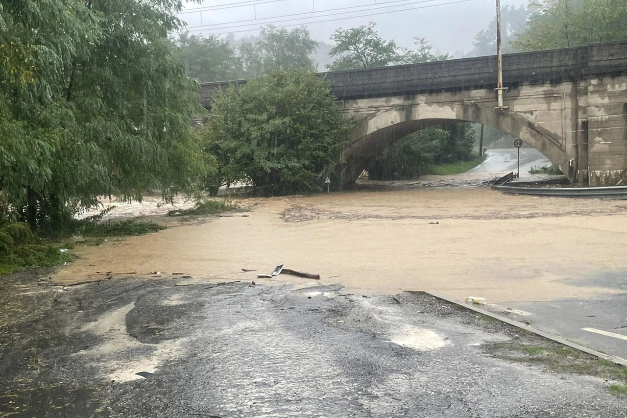 Fiumi esondati e strade allagate a causa del maltempo in Liguria