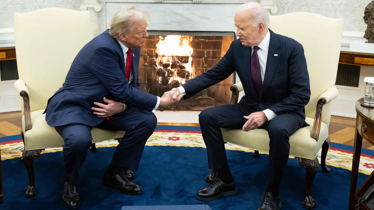 La stretta di mano tra Donald Trump e Joe Biden alla Casa Bianca