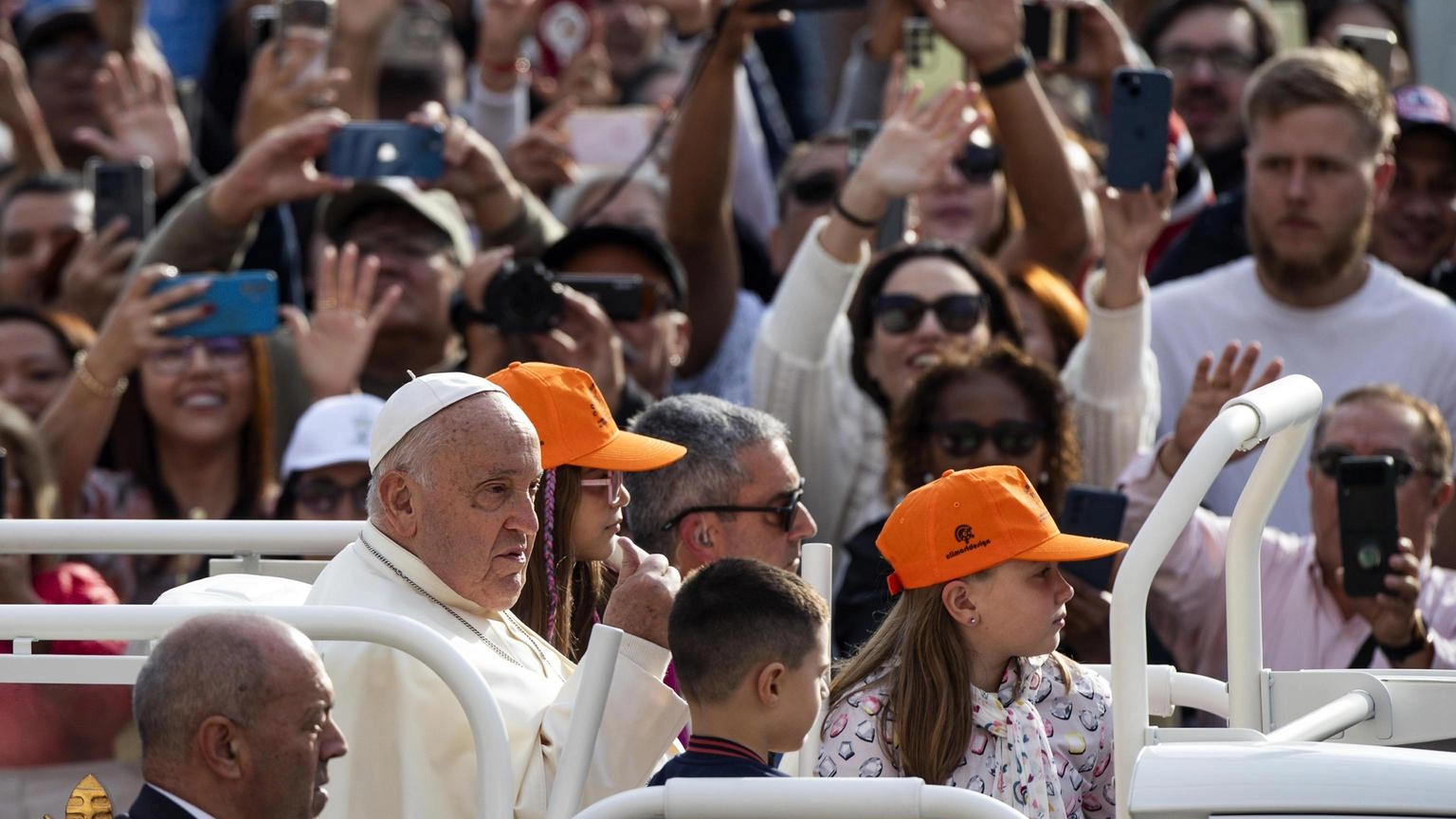 Il Papa, pochi bambini, bisogna bastonare l'Italia