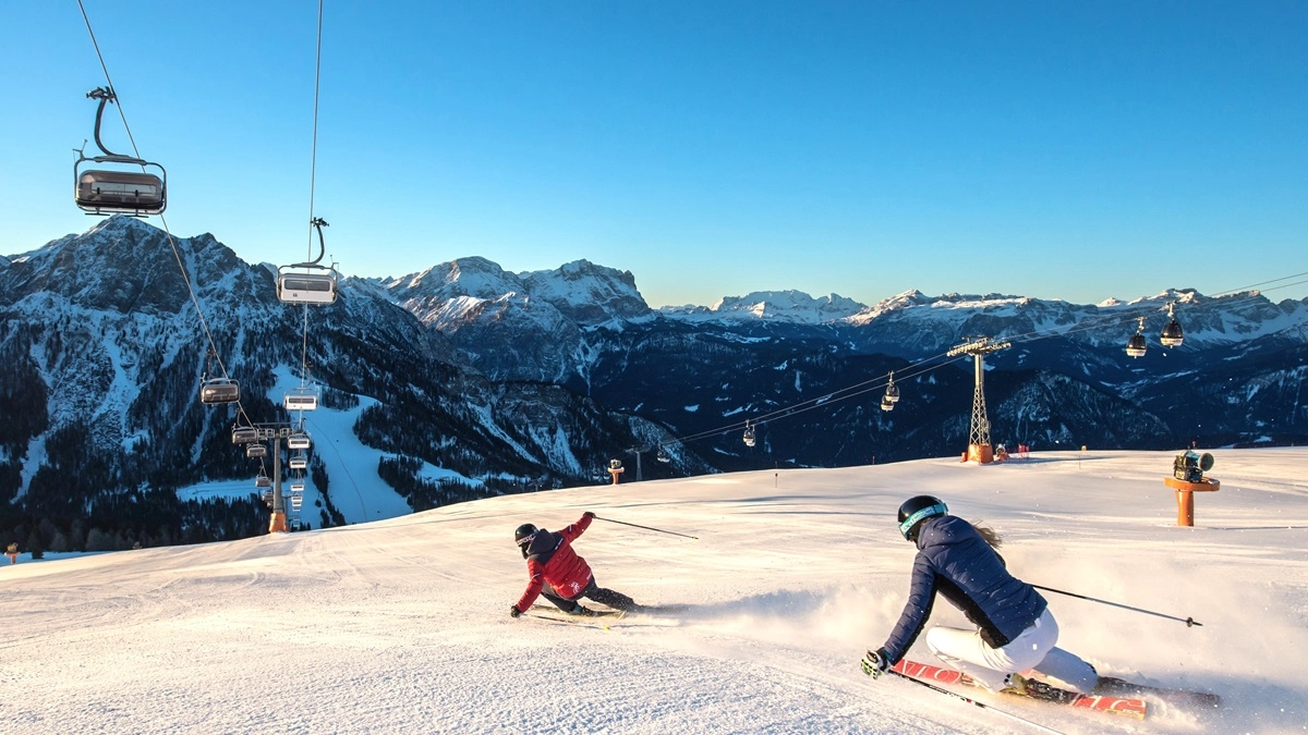 Gli impianti di risalita aprono già l’ultimo sabato di novembre: con Dolomiti Superski ben 12 comprensori in un unico biglietto. E tolti gli sci, musei, artigianato e buona tavola