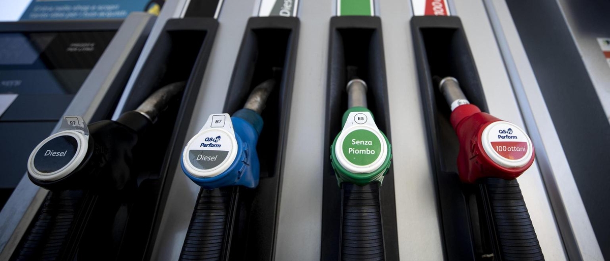 Prezzi carburanti in calo, verde self a 1,764 euro al litro