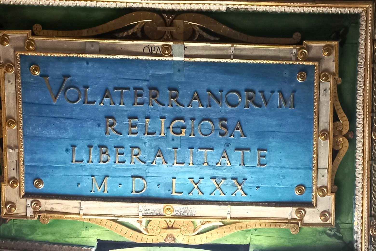 L'iscrizione sul soffitto del Duomo: per la libertà di religione degli abitanti di Volterra, 1580