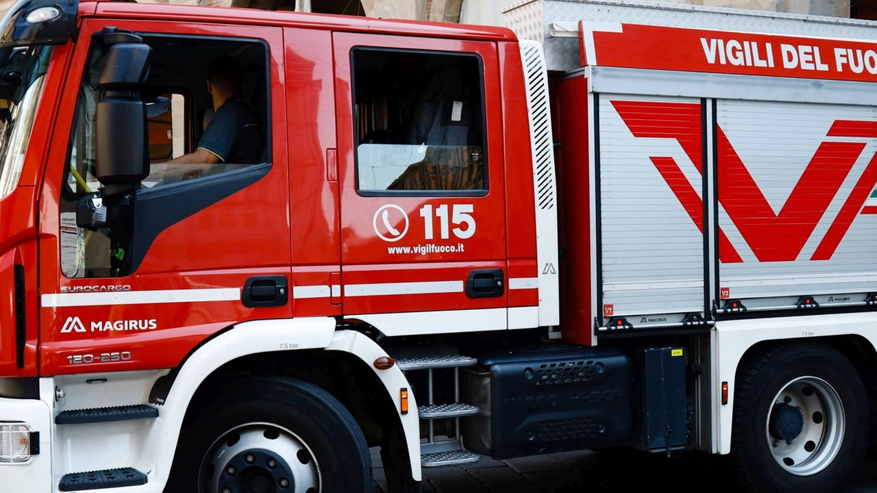 I vigili del fuoco sono intervenuti per forzare la porta (foto Schicchi)