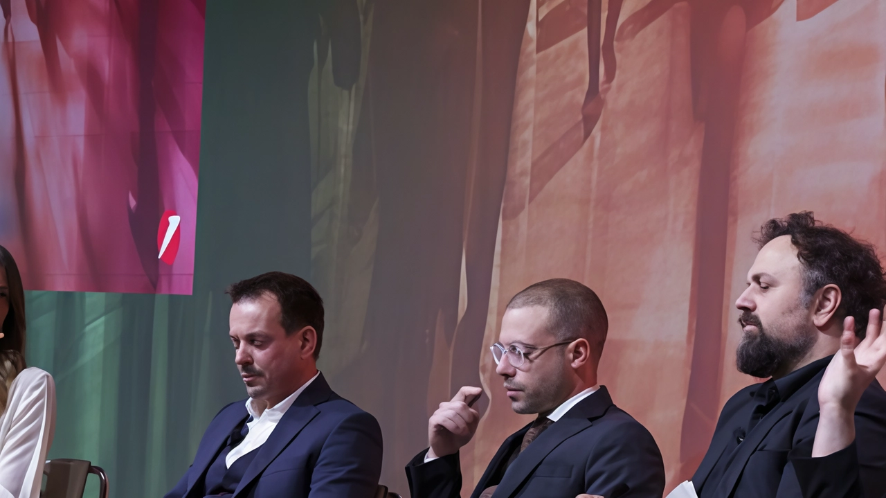 . VOCI A CONFRONTO SUL PALCO Nella foto sopra. , da sinistra: Marco Piccolo Reynaldi, ceo di Reynaldi Srl; Matteo Innocenti, presidente dell’Associazione Italiana Ansia da Cambiamento Climatico (Aiacc); Andrea Colamedici, filosofo e fondatore di the Tlon Project. Nella foto sinistra Andrea Orcel, ceo di UniCredit