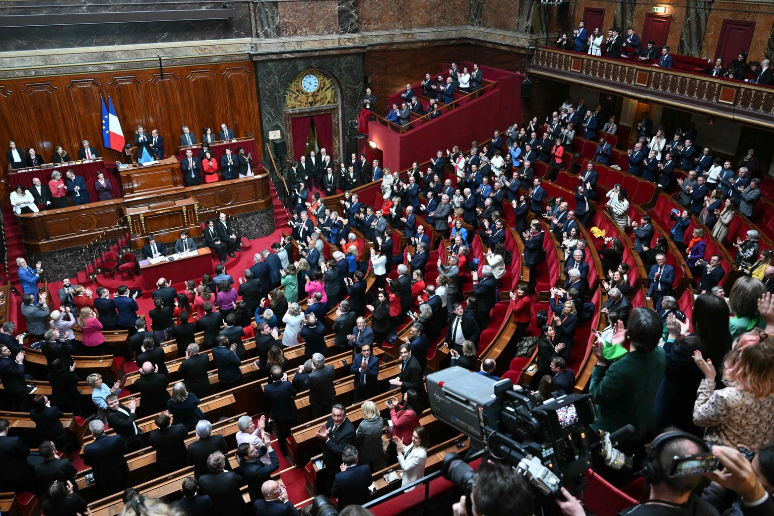 Gli applausi dei parlamentari dopo l'approvazione della revisione costituzionale