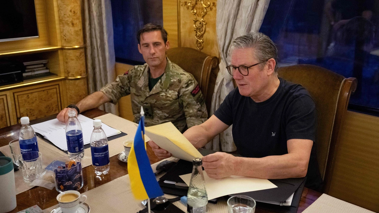 Il permier britannico Keir Starmer durante il viaggio verso Kiev (Ansa)