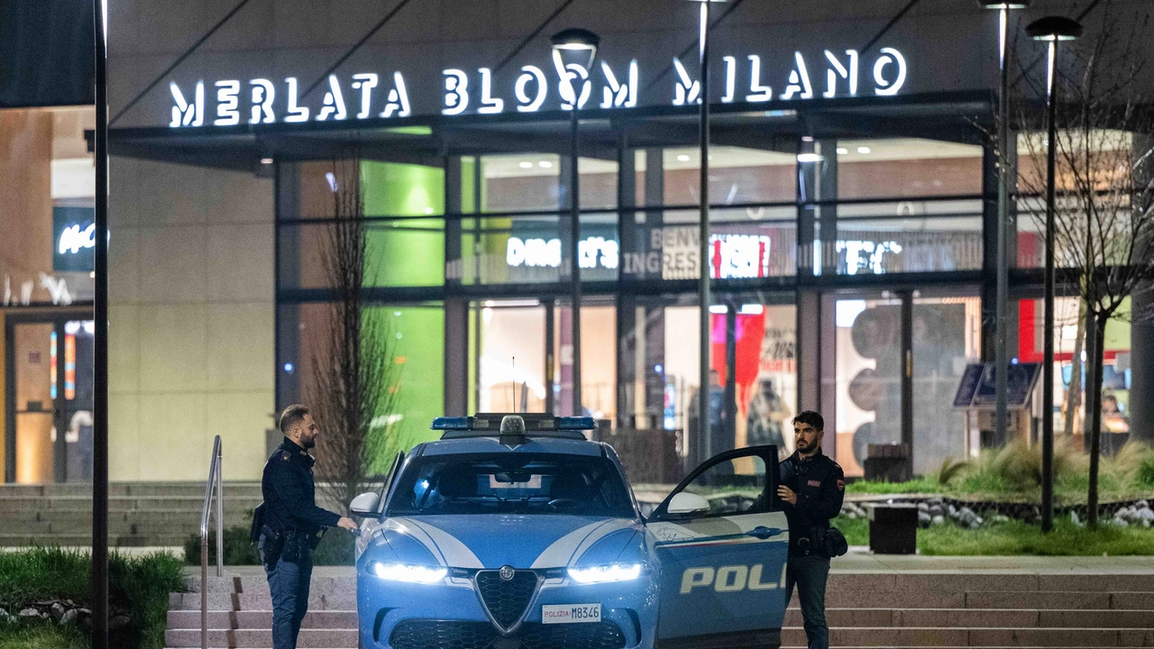 La polizia fuori dal centro commerciale di Milano pochi minuti dopo l’aggressione al ragazzo