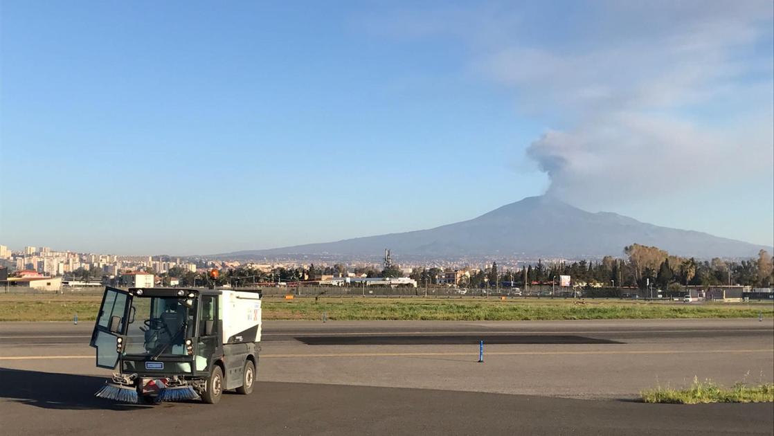 Etna, nube vulcanica di 8 chilometri: sospesi i voli all’aeroporto di Catania