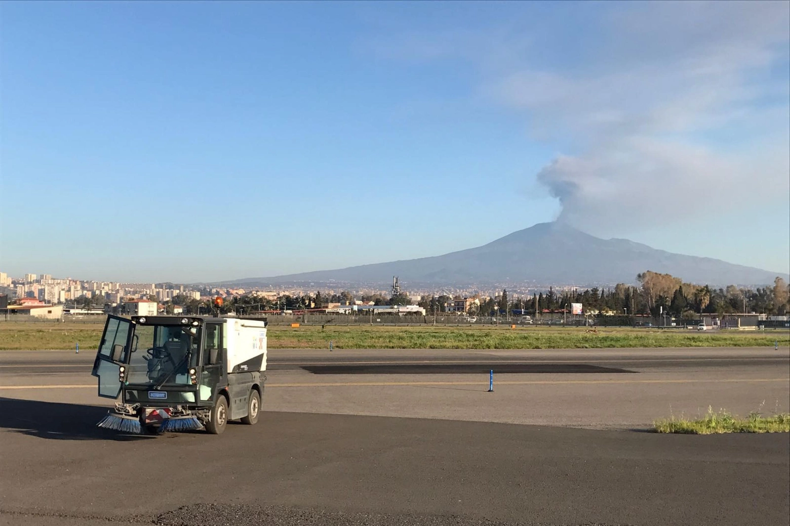 Etna, nube alta otto chilometri. Sospesi i voli all'aeroporto di Catania