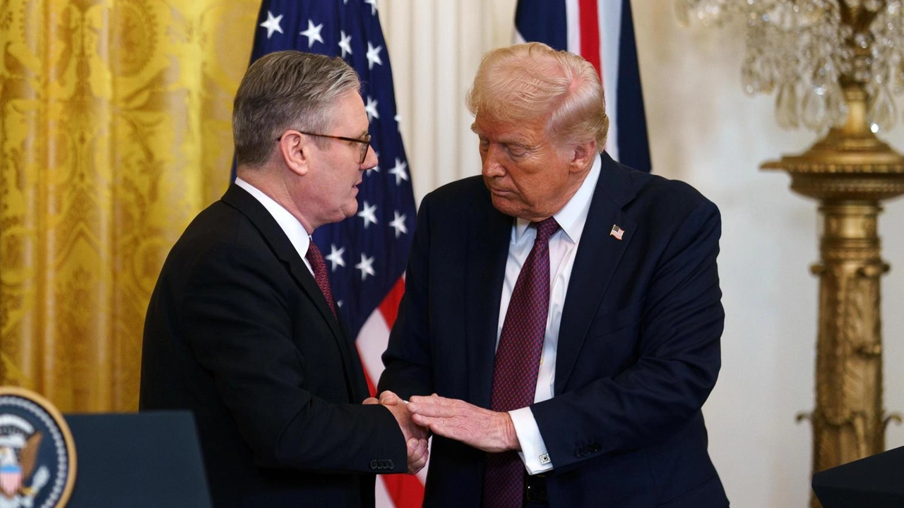 Il primo ministro Starmer e Trump discutono delle iniziative diplomatiche e del sostegno USA a Kiev.