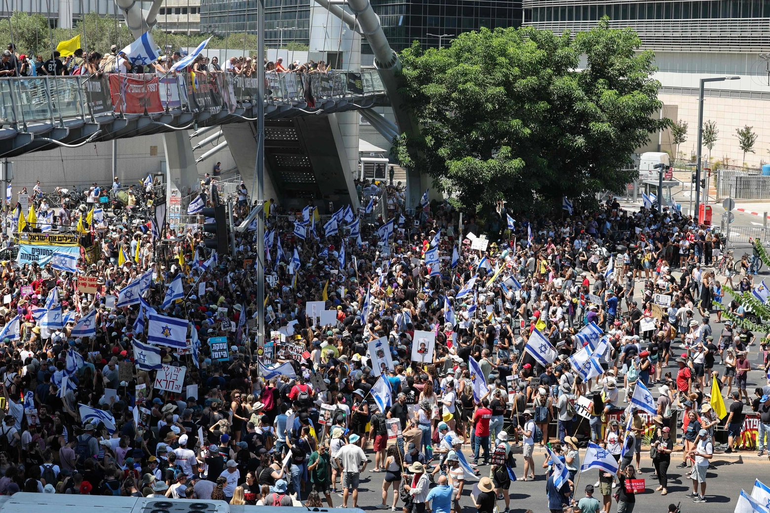 Israele, migliaia di manifestanti bloccano Tel Aviv