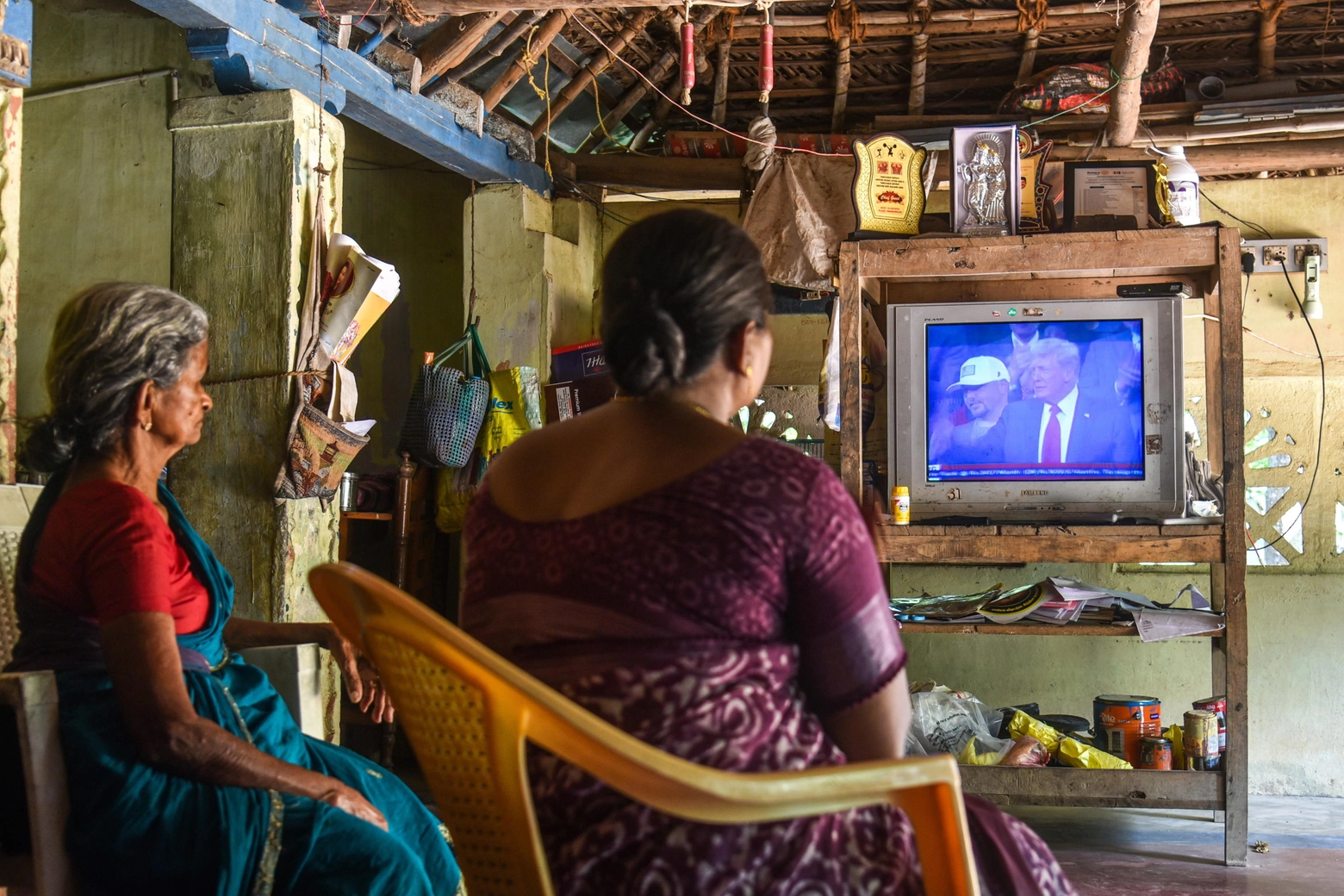 Residenti di un villaggio in India, legato alla mamma di Kamala Harris, seguono l'esito del voto Usa in tv