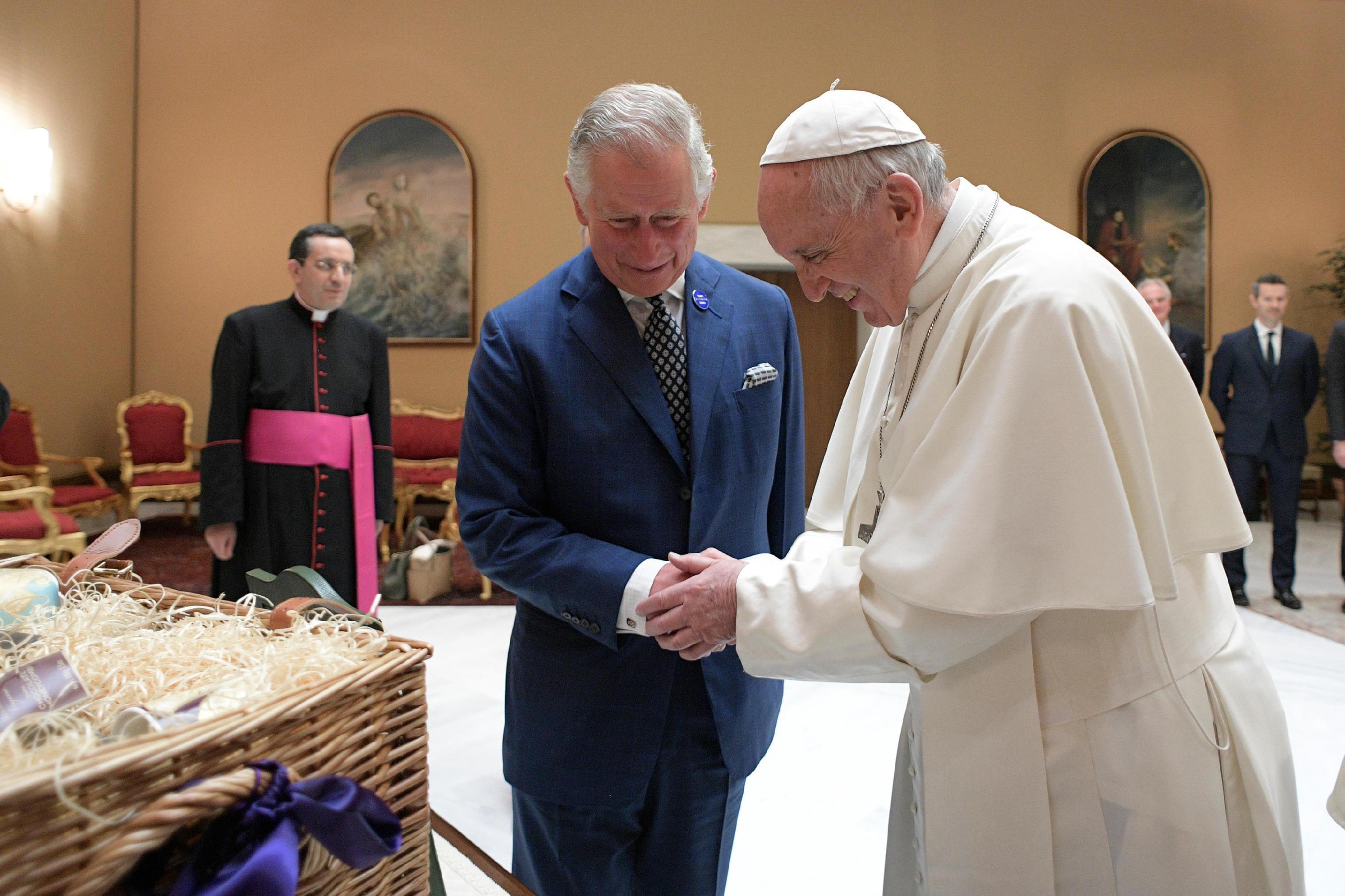 Papa Francesco, prima notte senza mascherina per l’ossigeno. Re Carlo conferma la visita