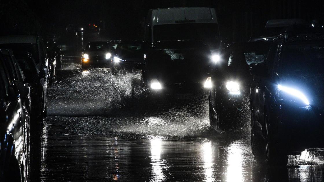 Nubifragio a Roma, traffico in tilt e caos in città