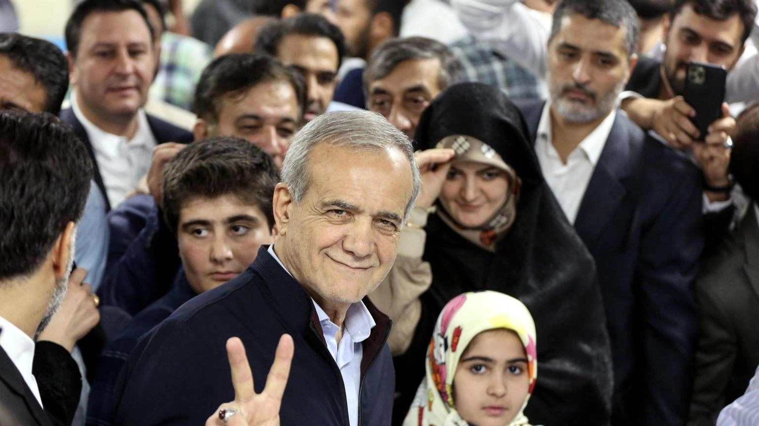 Iran annuncia, 'ballottaggio riformista Pezeshkian-Jalili'