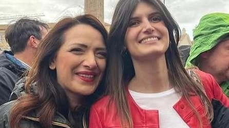 Caterina Cerroni (a destra), è stata segretaria dei Gd e oggi è nella direzione nazionale. Qui in piazza del popolo con Jasmine Cristallo (ex ’Sardina’, oggi nella segreteria dem)