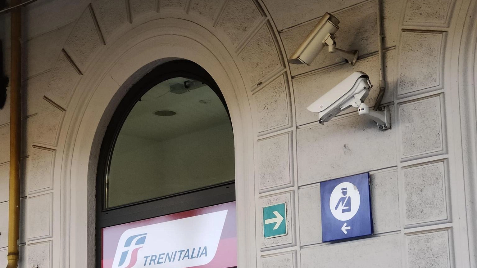 Ragazzo aggredisce capotreno e gli fa saltare due denti