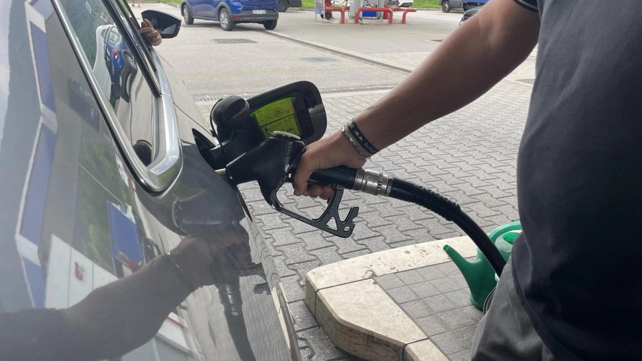 La benzina è ai minimi da 6 mesi, verde al self a 1,841 euro