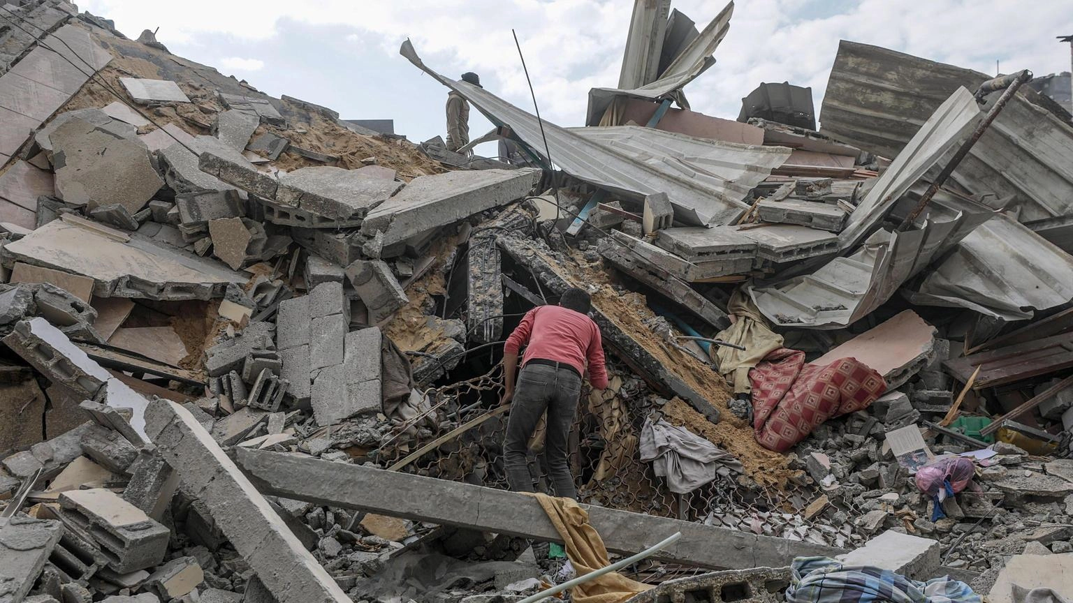 Gaza, media: 8 morti in raid Israele su campo profughi Nuseirat