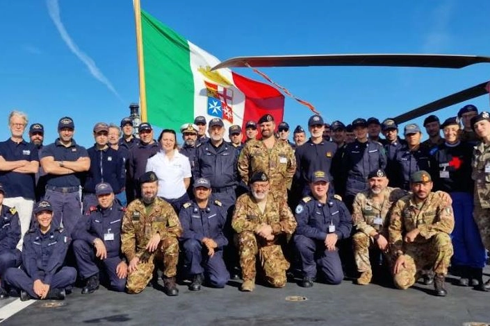 Il personale militare della nave ospedale Vulcano