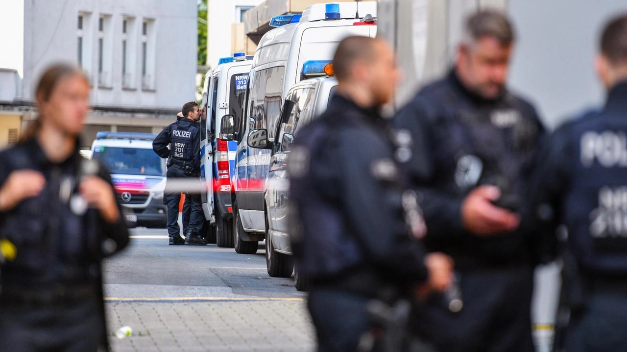 Polizia fa irruzione in un centro per rifugiati