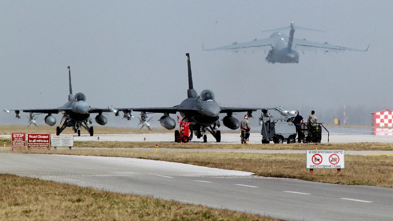 Caccia americani sulla pista della base Usaf di Aviano (Pordenone)