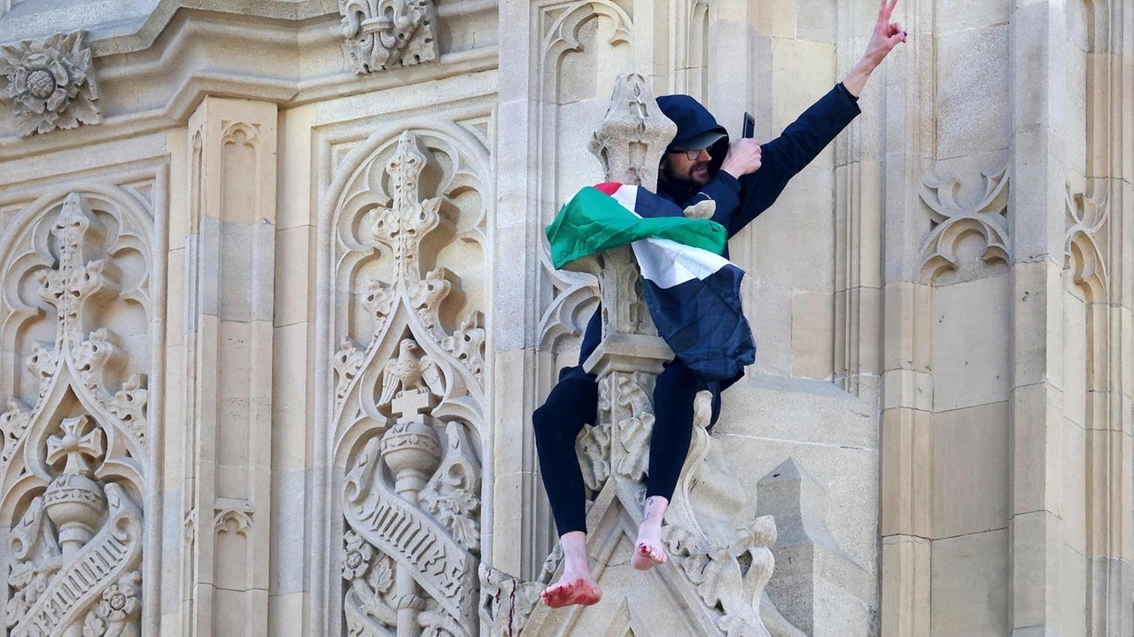 Un uomo è stato arrestato dopo aver trascorso oltre 16 ore sul Big Ben con una bandiera palestinese a Londra.