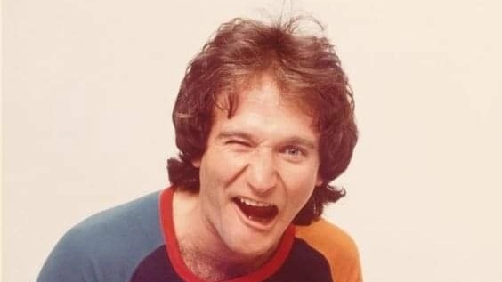 Robin Williams interpreta l'extraterrestre Mork, nella serie tv Mork & Mindy