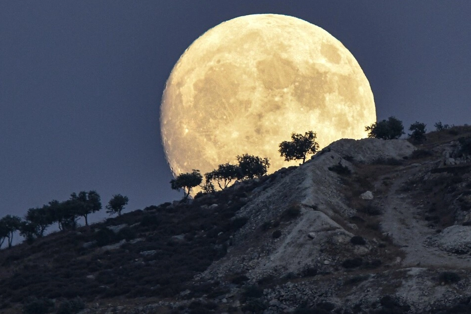 La Superluna appare più grande del solito in quanto si trova nel punto più vicino alla Terra