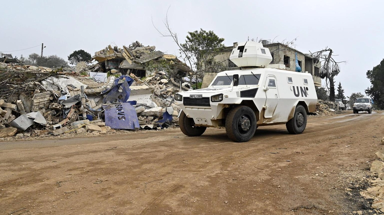 Un membro della forza di pace ONU è rimasto ferito in un'esplosione nel sud del Libano, vicino al confine con Israele.