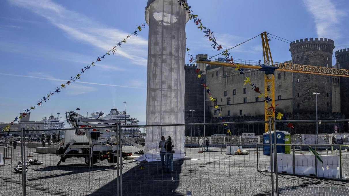 Tu si’ ’na cosa grande. , l’opera di Gaetano Pesce in piazza del Municipio a Napoli