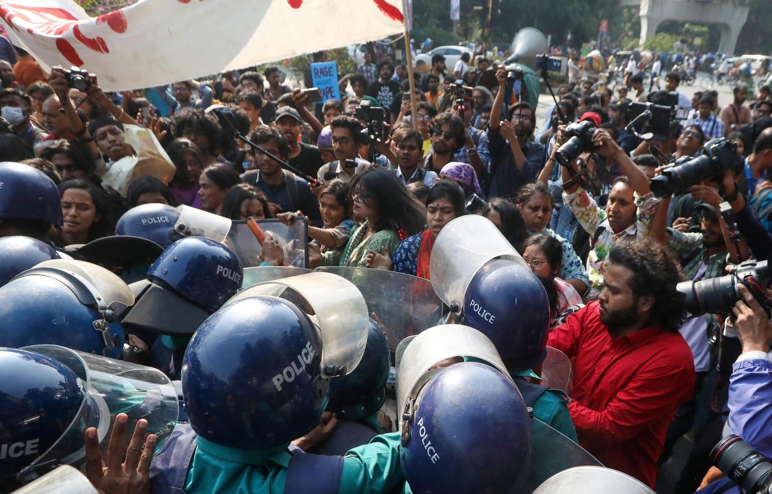 Proteste in Bangladesh dopo la morte di una bambina stuprata: richiesta riforma delle leggi