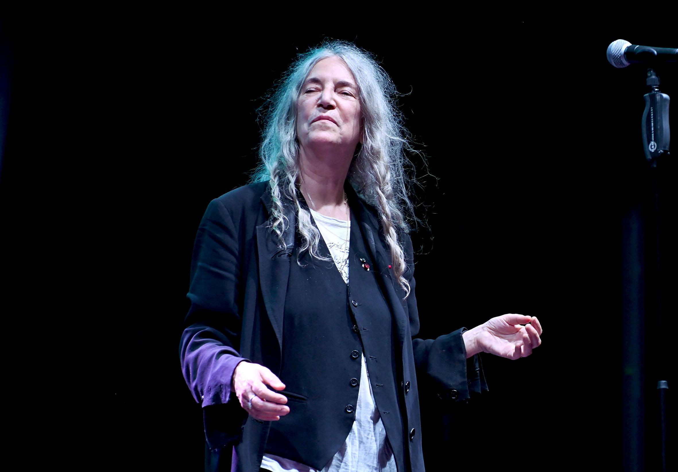 Patti Smith sviene durante un'esibizione in Brasile. Ma oggi assicura: “Sto  bene e torno a cantare”